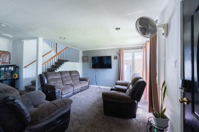 8421 S SCOTTSDALE Avenue, Chicago, IL 60652