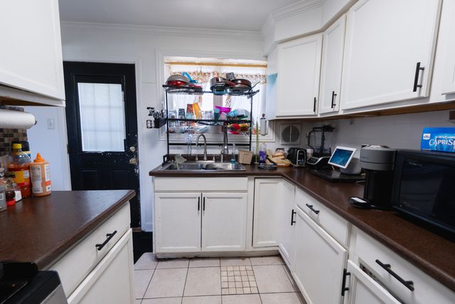8421 S SCOTTSDALE Avenue, Chicago, IL 60652