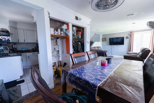 8421 S SCOTTSDALE Avenue, Chicago, IL 60652