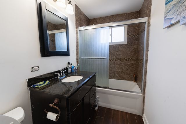 8421 S SCOTTSDALE Avenue, Chicago, IL 60652