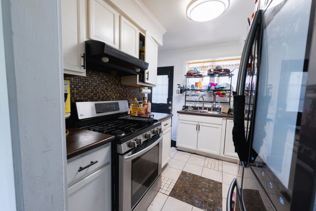 8421 S SCOTTSDALE Avenue, Chicago, IL 60652