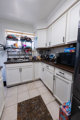 8421 S SCOTTSDALE Avenue, Chicago, IL 60652