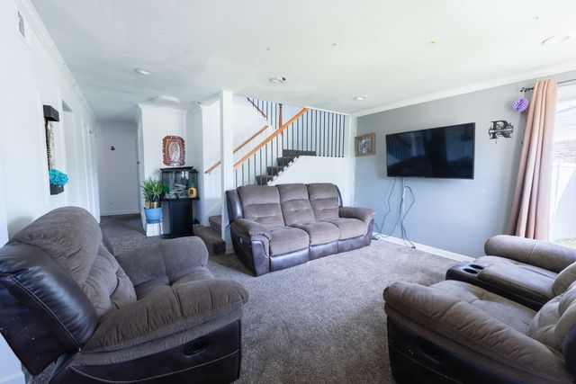 8421 S SCOTTSDALE Avenue, Chicago, IL 60652