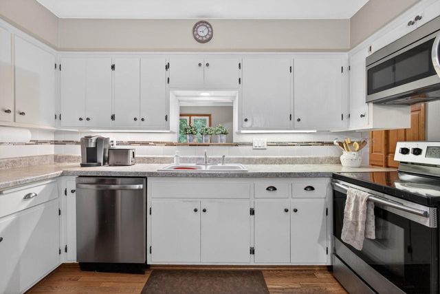 N2W27268 Lyles DRIVE, Waukesha, WI 53188