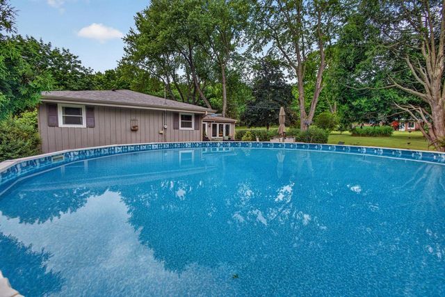 N2W27268 Lyles DRIVE, Waukesha, WI 53188
