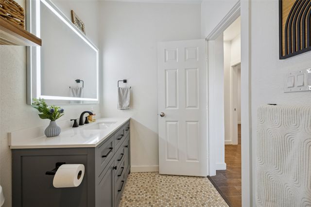 2550 Wedglea Drive, Dallas, TX 75211