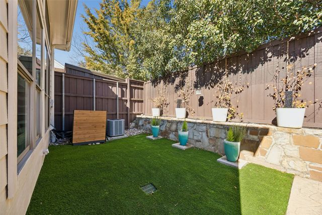 2550 Wedglea Drive, Dallas, TX 75211