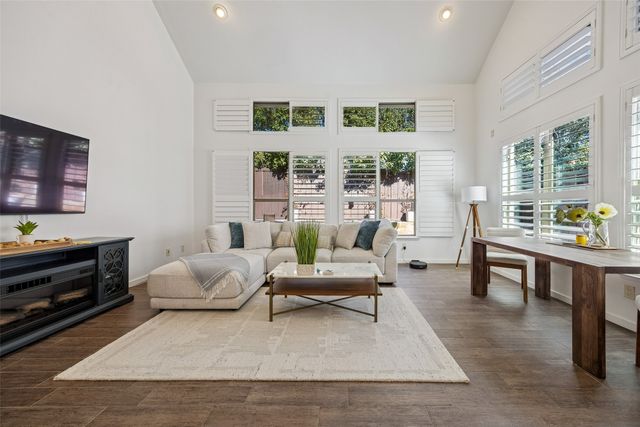 2550 Wedglea Drive, Dallas, TX 75211