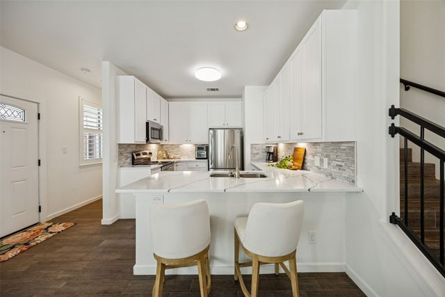 2550 Wedglea Drive, Dallas, TX 75211