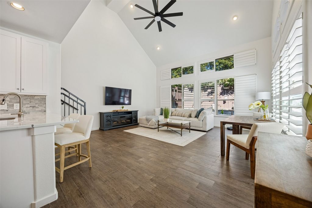 2550 Wedglea Drive, Dallas, TX 75211