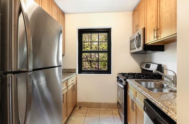 7740 Main St Apt 3B, New York City, NY 11367