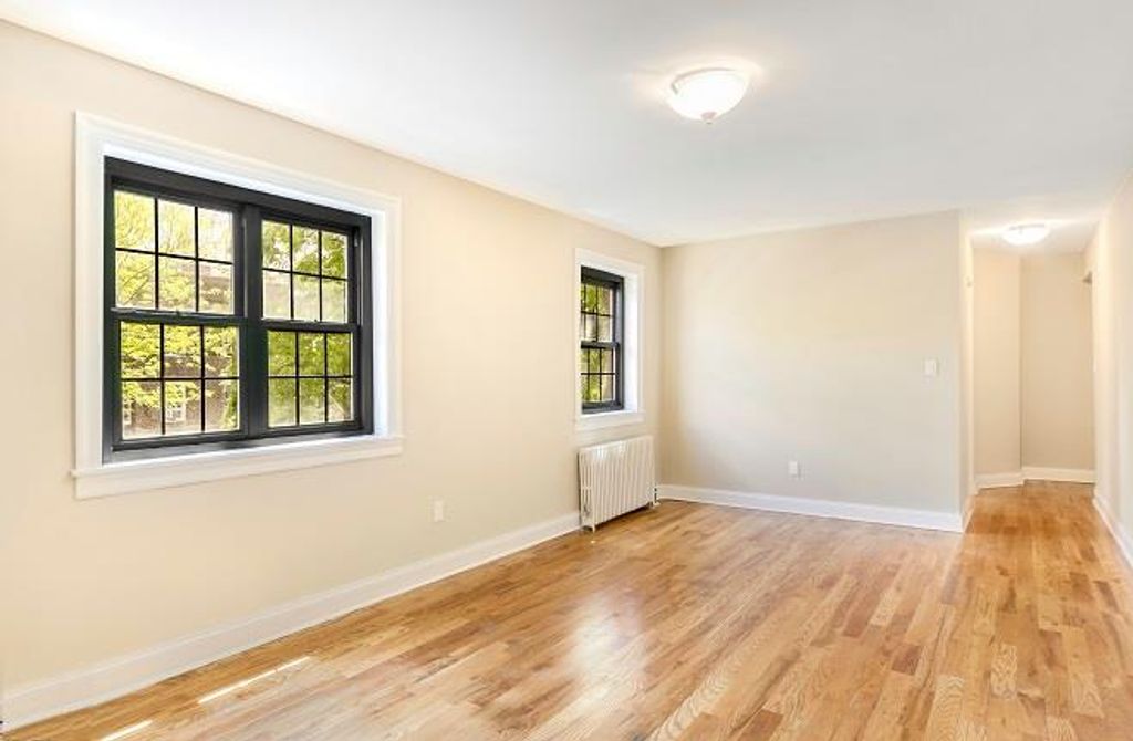 7740 Main St Apt 3B, New York City, NY 11367