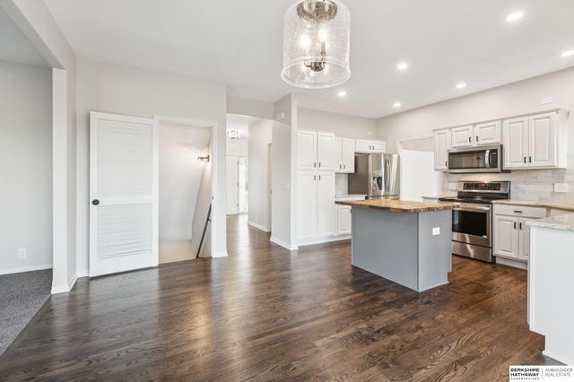 2014 S 199th Street, Omaha, NE 68130