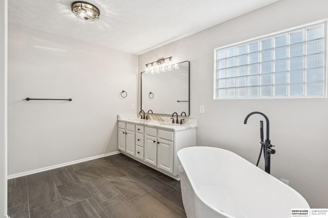 2014 S 199th Street, Omaha, NE 68130