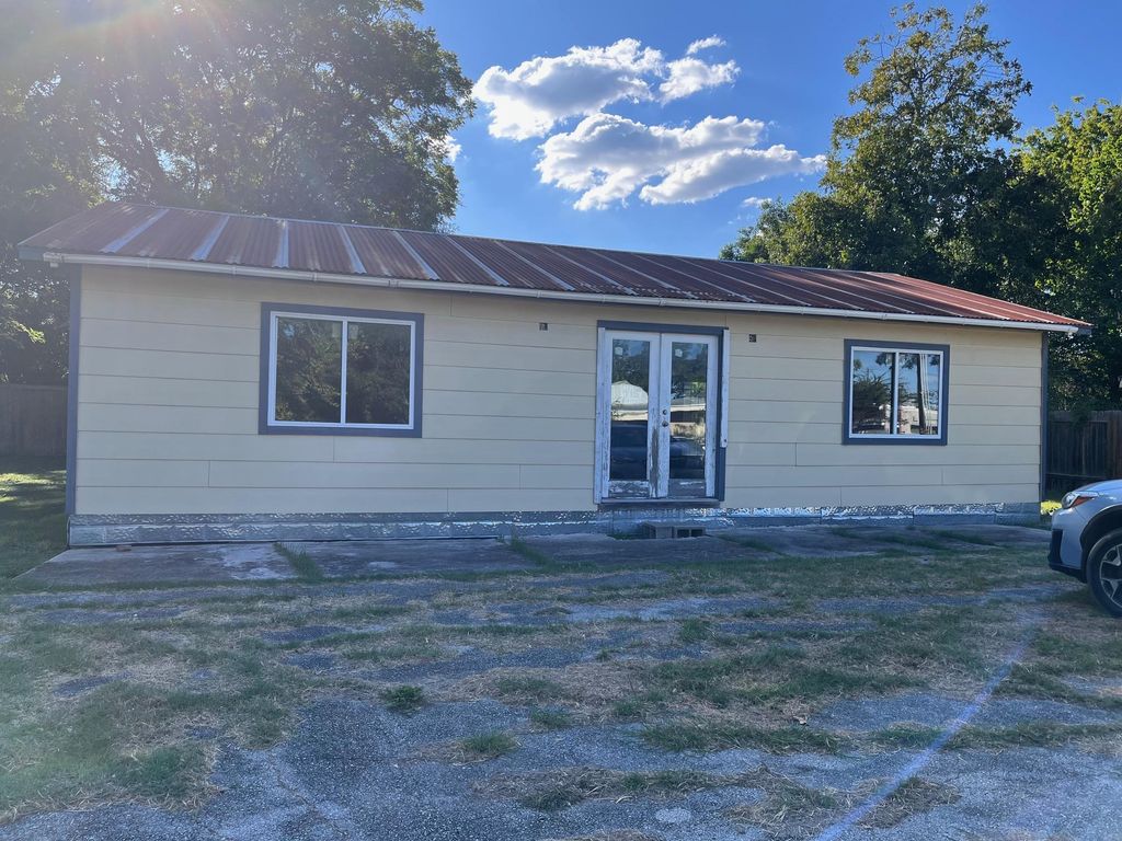 115 Guadalupe ST, Lockhart, TX 78644