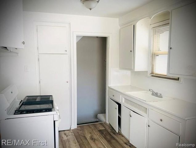 15910 W Parkway Street, Detroit, MI 48223