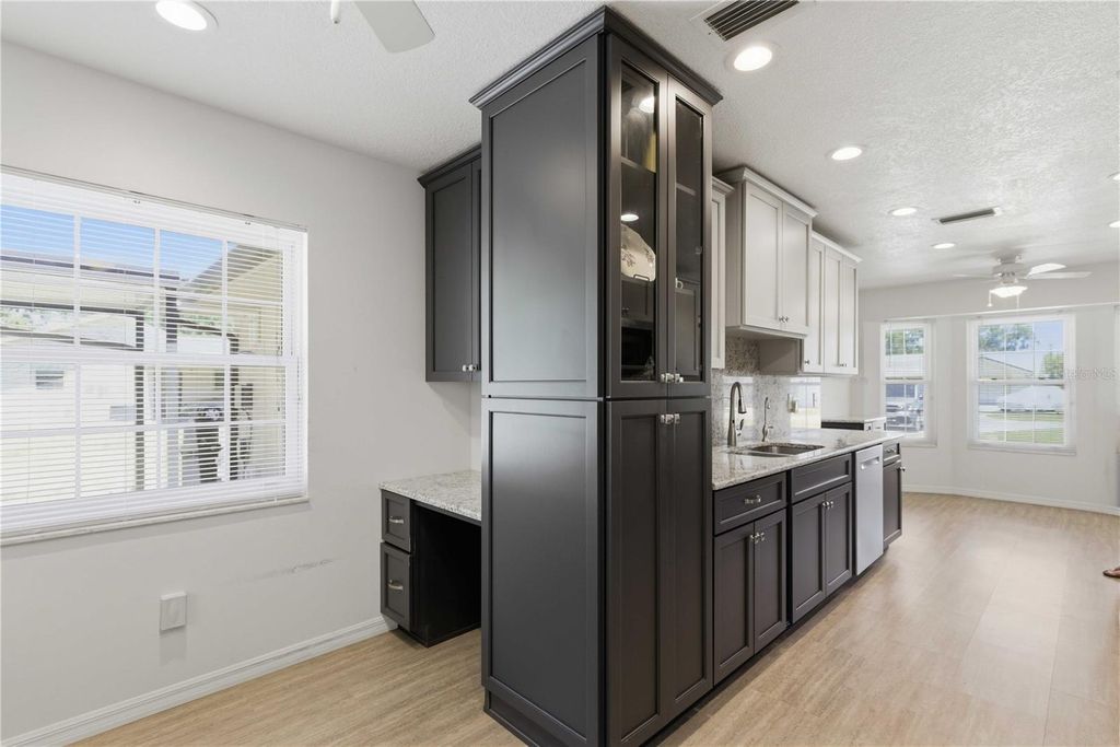 Image 11 of property listing at 4100 NE 4TH TERRACE, Ocala, FL 34479