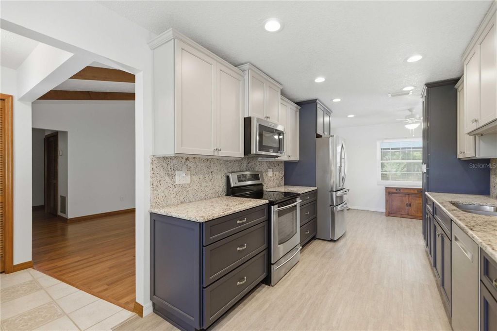 Image 9 of property listing at 4100 NE 4TH TERRACE, Ocala, FL 34479