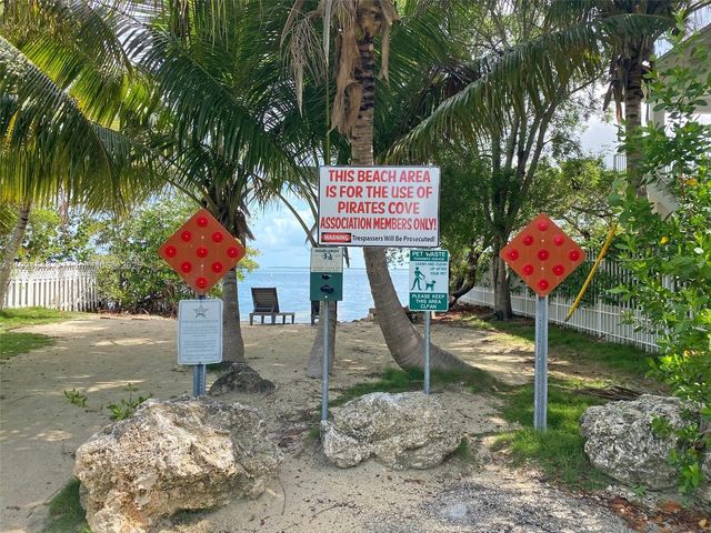 32 Pirates Dr, Key Largo, FL 33037