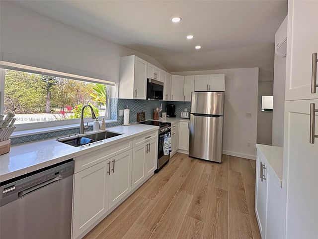 32 Pirates Dr, Key Largo, FL 33037