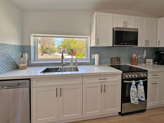 32 Pirates Dr, Key Largo, FL 33037