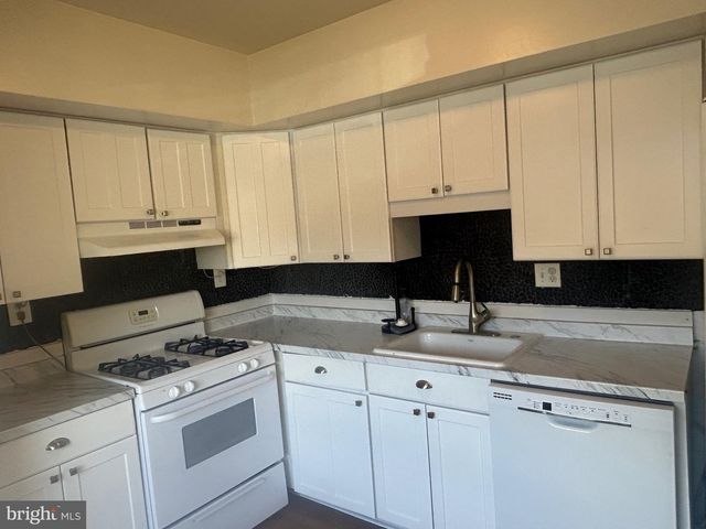 10142 FAIR WOODS DR, Fairfax, VA 22030