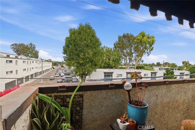 18530 Hatteras Street 337, Tarzana, CA 91356
