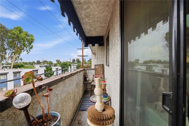 18530 Hatteras Street 337, Tarzana, CA 91356