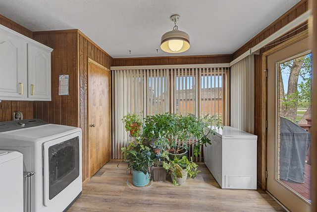 1735 Hillcrest Ln, Salina, KS 67401