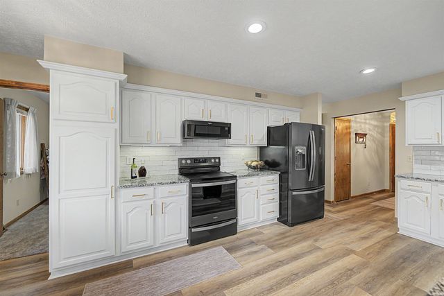 1735 Hillcrest Ln, Salina, KS 67401