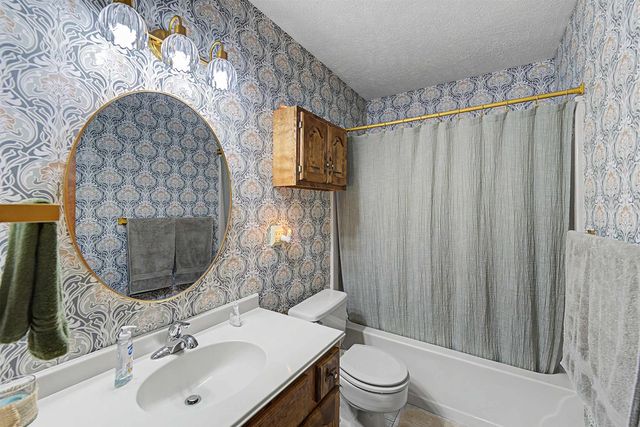 1735 Hillcrest Ln, Salina, KS 67401