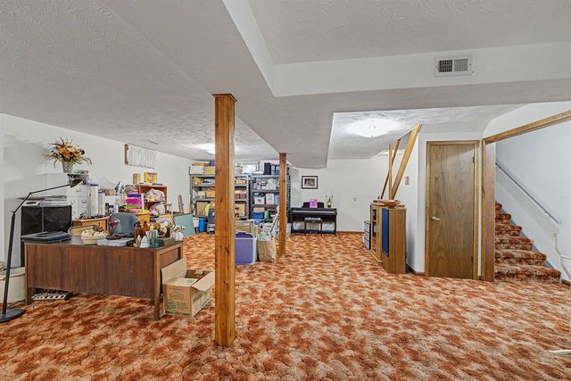 1735 Hillcrest Ln, Salina, KS 67401