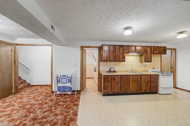 1735 Hillcrest Ln, Salina, KS 67401