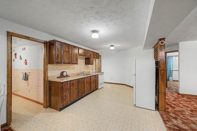 1735 Hillcrest Ln, Salina, KS 67401