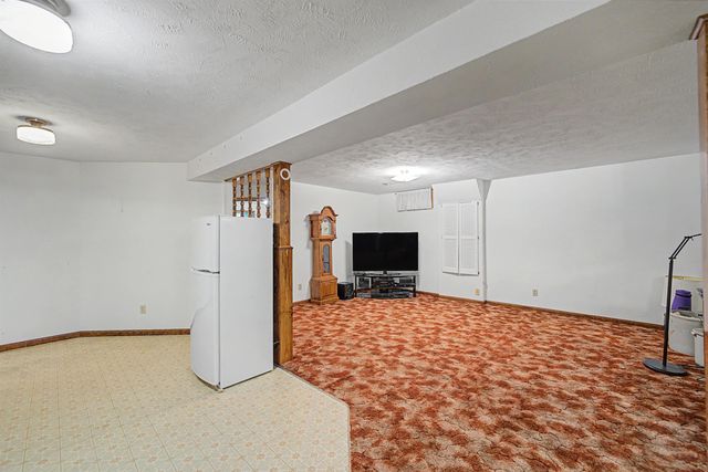 1735 Hillcrest Ln, Salina, KS 67401