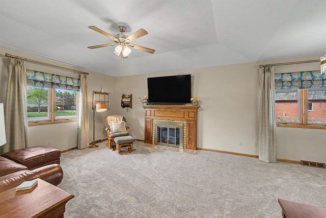 1735 Hillcrest Ln, Salina, KS 67401