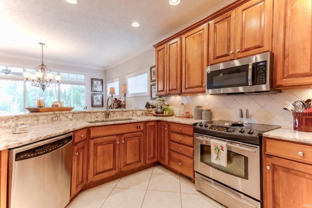 2150 Long Cove Circle, Newburgh, IN 47630
