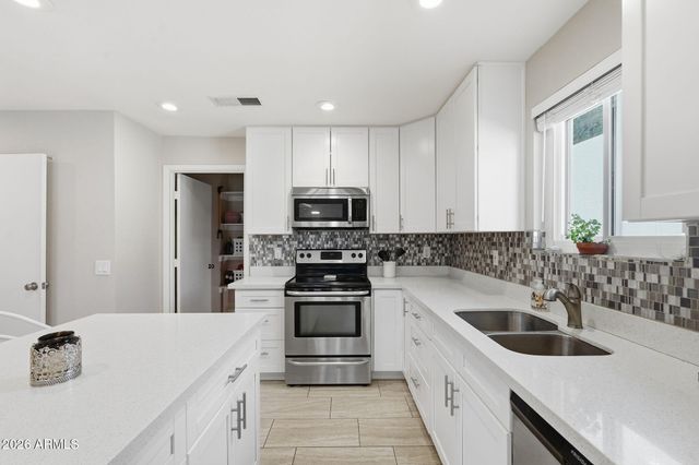 26429 S GREENCASTLE Drive, Sun Lakes, AZ 85248