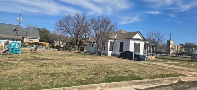 420 W 6th ST, Taylor, TX 76574