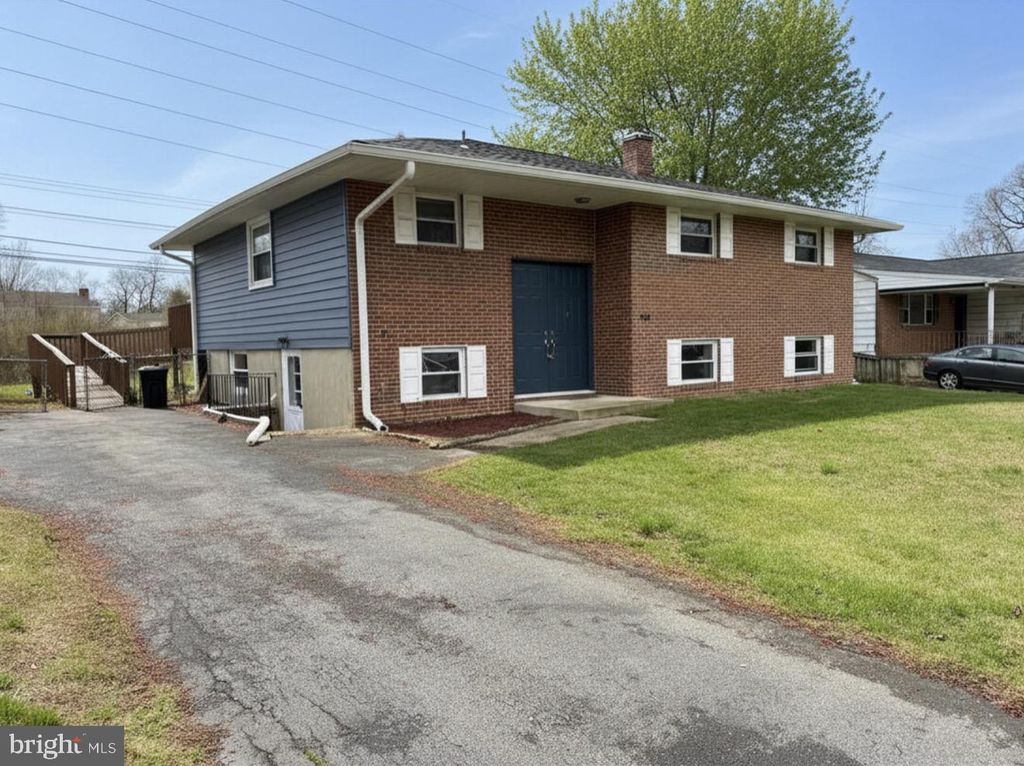 Image 2 of property listing at 303 MACKINTOSH DR, Glen Burnie, MD 21061