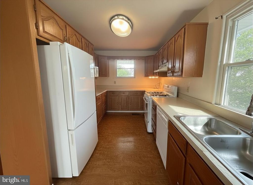 Image 5 of property listing at 303 MACKINTOSH DR, Glen Burnie, MD 21061