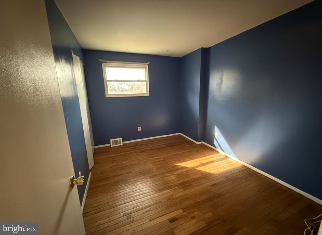 Image 9 of property listing at 303 MACKINTOSH DR, Glen Burnie, MD 21061