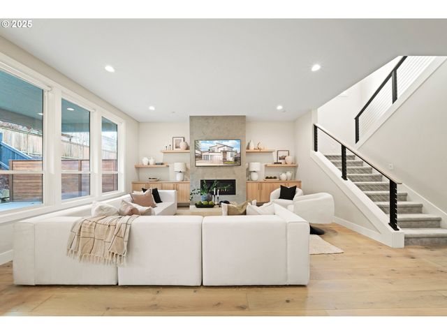 2044 Nw 33RD Way, Camas, WA 98607