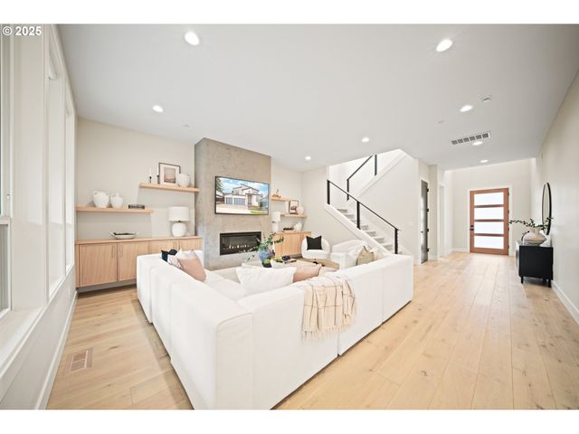 2044 Nw 33RD Way, Camas, WA 98607