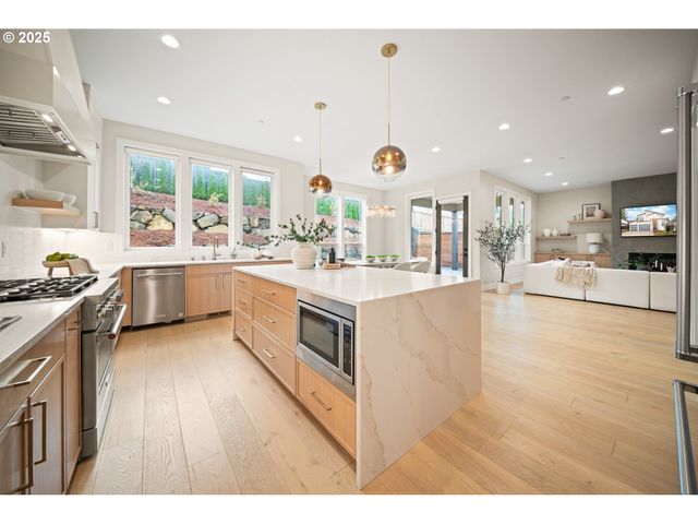 2044 Nw 33RD Way, Camas, WA 98607