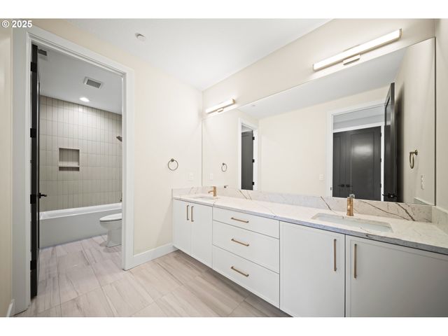 2044 Nw 33RD Way, Camas, WA 98607