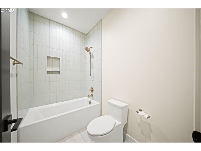 2044 Nw 33RD Way, Camas, WA 98607