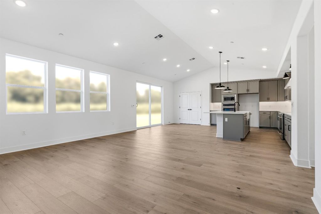 Image 12 of property listing at 8069 Cottonwood Drive, Friant, CA 93626