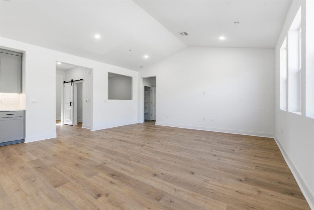 Image 15 of property listing at 8069 Cottonwood Drive, Friant, CA 93626