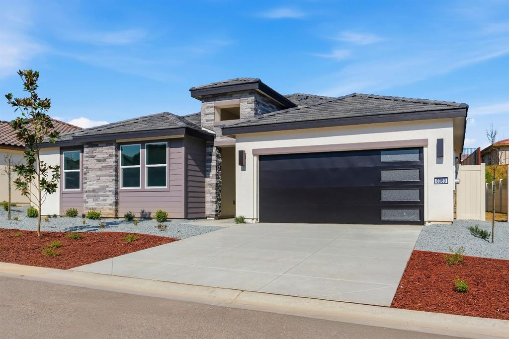 Image 2 of property listing at 8069 Cottonwood Drive, Friant, CA 93626